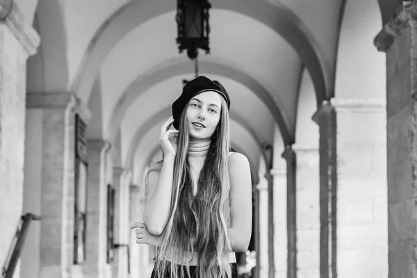 Невероятная Девушка Длинными Волосами Беретом Арками Фонарями Черно Белом Фото — стоковое фото