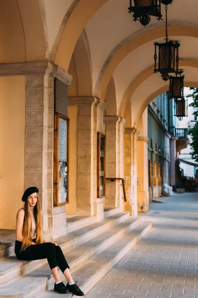 Mladá Dívka Nádhernými Vlasy Sedí Kamenné Schodiště Nad Oblouky Lucernami — Stock fotografie