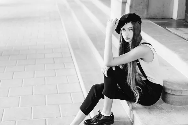 Zwart Wit Foto Van Meisje Met Lang Haar Zittend Trap — Stockfoto