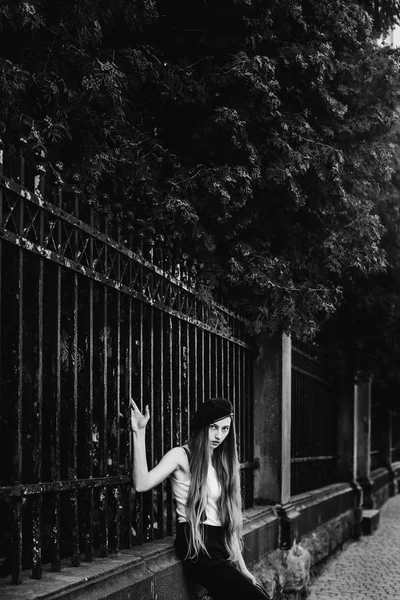 Νεαρή Κοπέλα Μακριά Μαλλιά Κάθεται Στο Φράχτη Και Κρατώντας Χέρι — Φωτογραφία Αρχείου