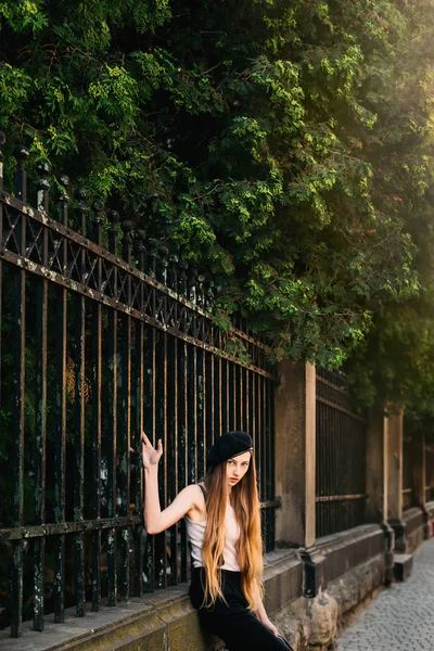 Beautiful Girl Long Hair Sits Old Fence Holds Her Hand — Stock Photo, Image