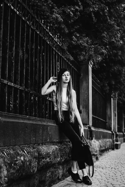 Stylová Dívka Drží Kabelku Ruce Pózuje Blízkosti Starého Plotu Černobílé — Stock fotografie