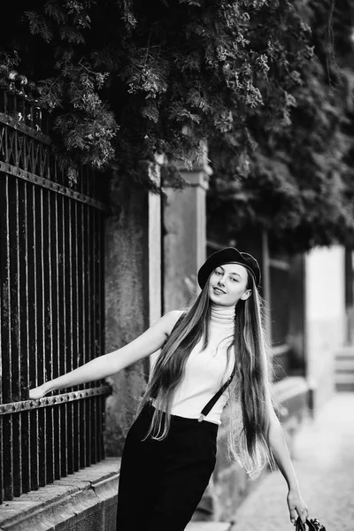 Fată Îmbrăcată Elegant Stă Trotuar Timp Agață Gard Zâmbește — Fotografie, imagine de stoc