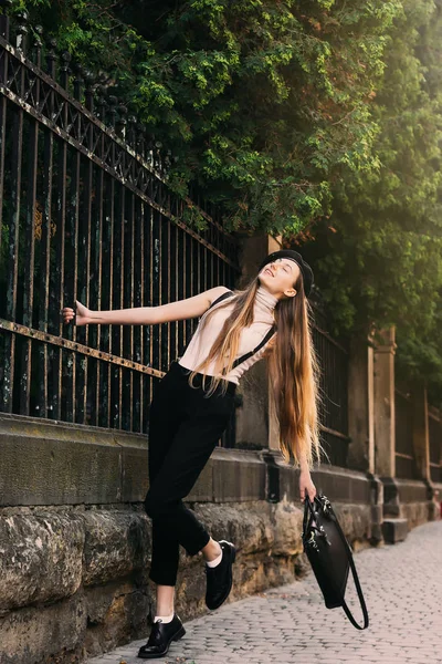 Dreamed Girl Holds Her Hand Fence Holds Bag Other Hand — Stock Photo, Image