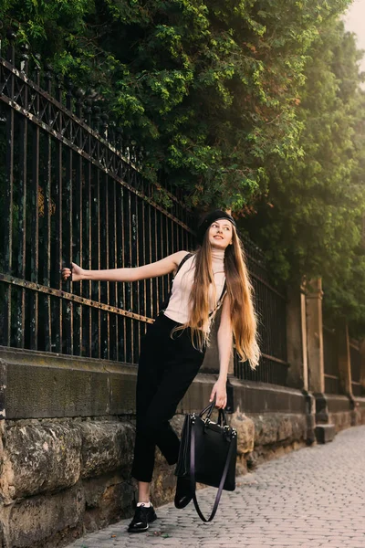 Smiling Girl Sidewalk Middle Street Holds His Hand Fence — Stock Photo, Image