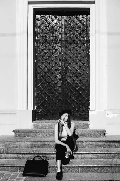 Hermosa Chica Sentada Las Escaleras Una Antigua Casa Con Puertas —  Fotos de Stock