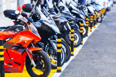 Lisbon, Portekiz - farklı renklerde birçok motosiklet park yerinde park edilmiş 26 Ocak 2018
