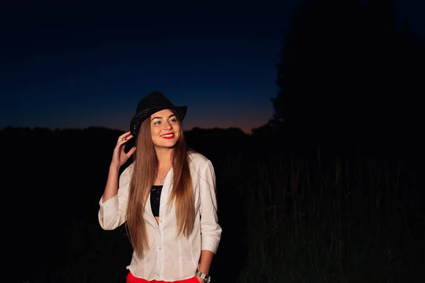 Chica Con Pelo Largo Ropa Elegante Sombrero Fondo Del Cielo — Foto de Stock