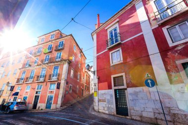 Lisbon, Portekiz - Lizbon 28 Jan 2018 rahat sokaklarında binalar parlak cepheler windows ve küçük balkon bol ile