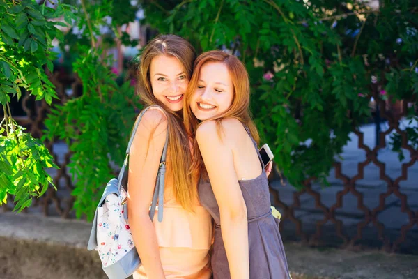 Όμορφα Κορίτσια Φορέματα Αγκαλιαζόμαστε Και Γελάμε Εγκάρδια Καλύτεροι Φίλοι Διασκεδάσουν — Φωτογραφία Αρχείου
