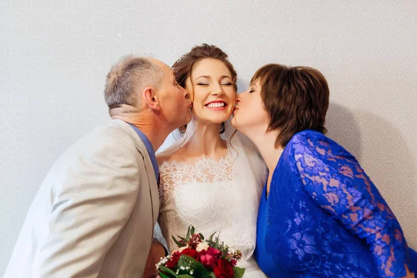 Rodzice Całować Ich Córka Uśmiechający Się Dzień Jej Ślubu — Zdjęcie stockowe
