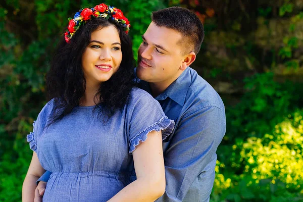 Esposo Cariñoso Abraza Esposa Embarazada Mientras Camina Por Parque — Foto de Stock