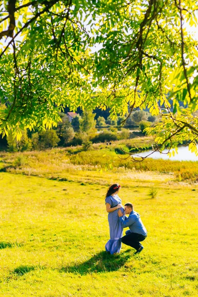 남자는 근처에 잔디에 아내의 — 스톡 사진
