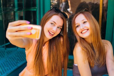 İyi eğlenceler ve bir selfie telefon kamera ve içten gülümseme arkadaşlar bir close-up