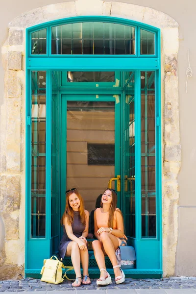 Las Chicas Están Sentadas Las Escaleras Cerca Las Puertas Cristal — Foto de Stock