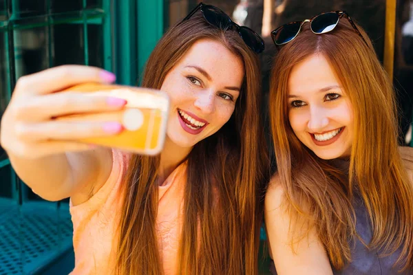 Die Besten Freunde Haben Spaß Und Machen Ein Selfie Mit — Stockfoto