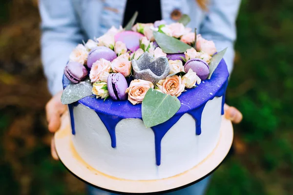 Primer Plano Hermoso Pastel Azul Increíbles Decoraciones Con Rosas Macarrones — Foto de Stock