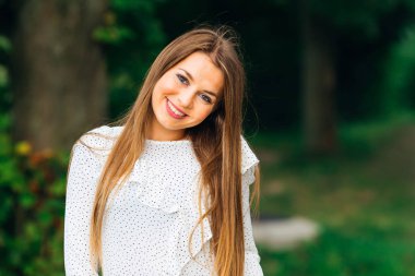  güzel kız baş tarafına hareket ettirildiğinde ve kamera lensi görünüyor