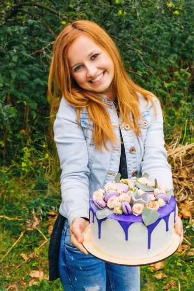 美しいブルーのケーキと心からの笑顔の女の子 — ストック写真