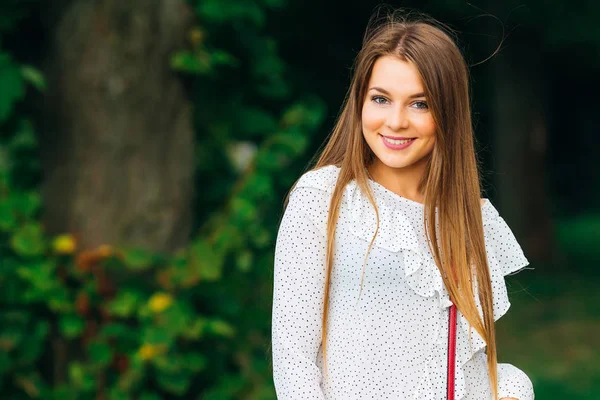 Linda Chica Con Una Hermosa Sonrisa Mira Lente Cámara Contra — Foto de Stock