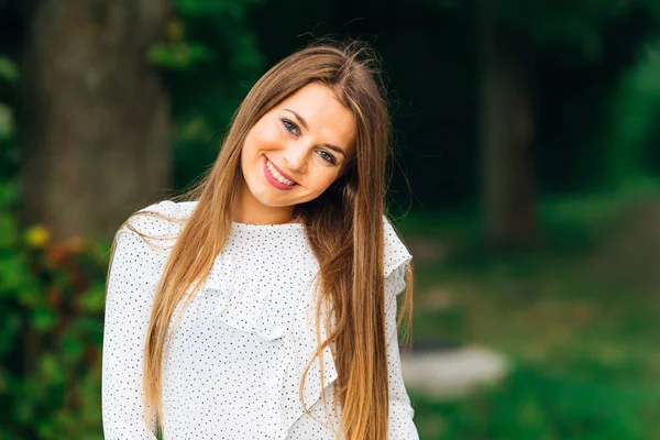 Mooi Meisje Schuin Naar Kant Van Het Hoofd Kijkt Naar — Stockfoto