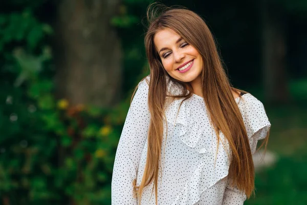 Mooi Meisje Haar Ogen Glimlach Een Achtergrond Van Groene Bomen — Stockfoto