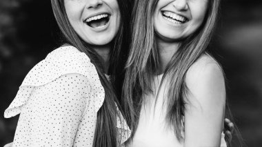 kız olan içten gülümseme yüzleri alt kısmında siyah ve beyaz fotoğraf