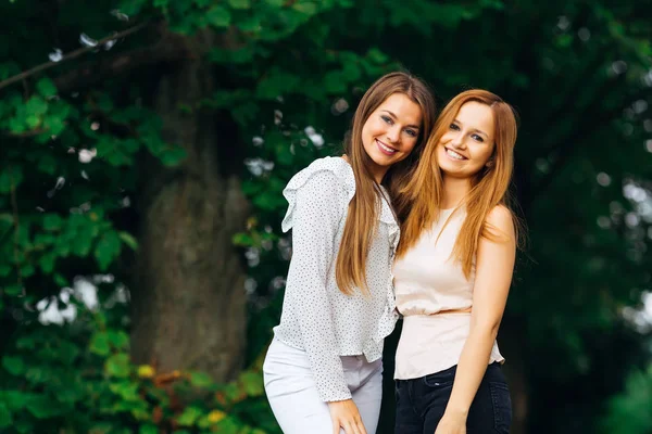Two Beautiful Girls Stylish Clothes Look Camera Lens Smile Background — Stock Photo, Image