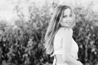 Güzel bir kız, baştan çıkarıcı bir şekilde siyah beyaz fotoğrafçılıkta ağzını ve yüzünü açtı.