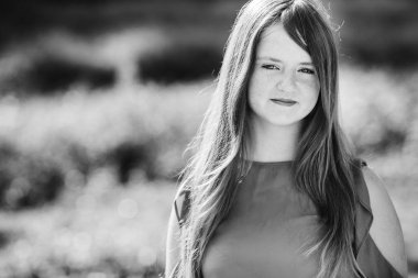 Siyah ve beyaz fotoğraf kamera lense arıyorum uzun saçlı güzel bir genç kızın yakın çekim