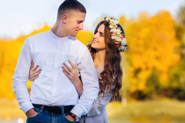 Egy Szép Ember Tartja Kezét Zsebében Felesége Átöleli Háttérben Sárga — Stock Fotó