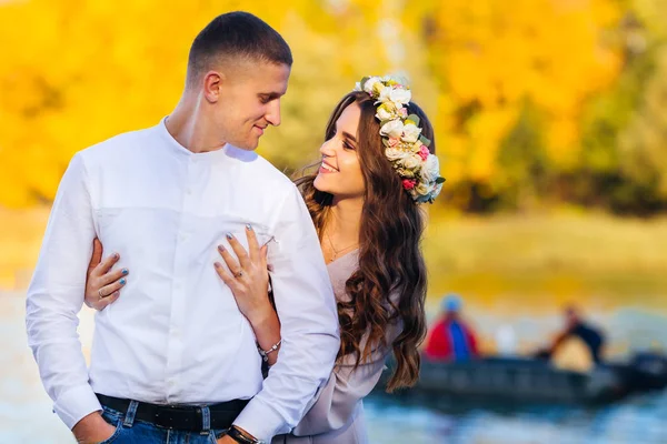 Framgångsrik Man Håller Händerna Fickorna Och Hans Hustru Omfamnar Honom — Stockfoto