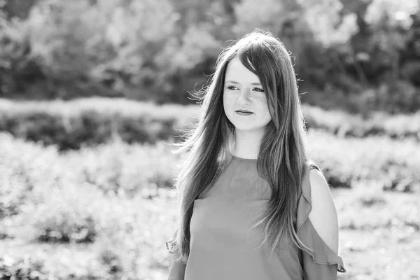 Девочка Подросток Длинными Волосами Симпатичной Блузкой Прекрасный Солнечный День Черно — стоковое фото