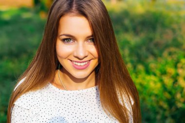 Çilli, güzel bir kızın yakın çekimi ve kamera merceğine bakan bir makyaj.