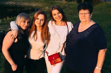üç farklı kuşaklar boyu içine belgili tanımlık fotoğraf makinesi mercek ve sevimli gülümseme kadınları. Genç, Olgun ve yaşlı kadınlar üzerinde bir fotoğraf