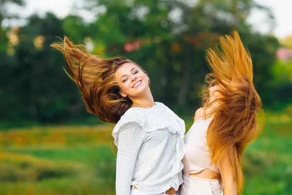 Meninas Bonitas Estão Divertindo Natureza Rindo Acenando Com Cabelo — Fotografia de Stock