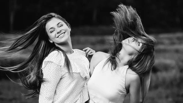 uzun saçlarını salıncak ve üzerinde siyah ve beyaz fotoğraf gülümsemek kızlar Close-up