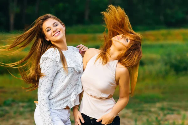 Filles Mignonnes Balancer Leurs Cheveux Longs Sourire Arrière Plan Nature — Photo