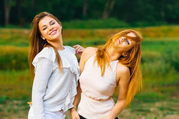 Chicas Elegantes Están Divirtiendo Mirando Lente Cámara Posando Para Fotógrafo — Foto de Stock