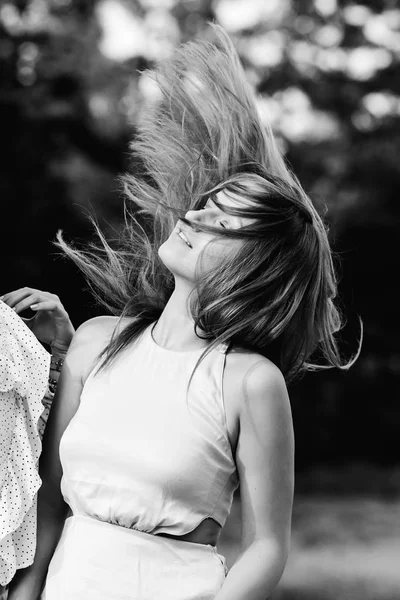 Una Hermosa Chica Cerró Los Ojos Menea Cabello Fotografía Blanco —  Fotos de Stock