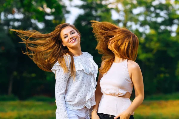 Дівчата Красивому Одязі Розмахують Волоссям Тлі Природи — стокове фото