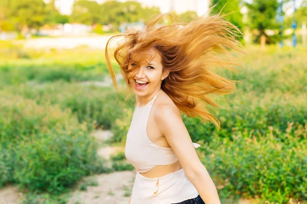 Menina Feliz Com Sorriso Sincero Pulando Olha Para Lente Câmera — Fotografia de Stock