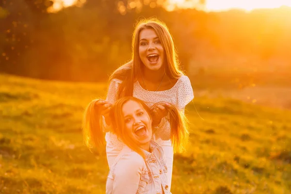 Meninas Mostram Caretas Engraçadas Olhar Para Lente Câmera Fundo Natureza — Fotografia de Stock