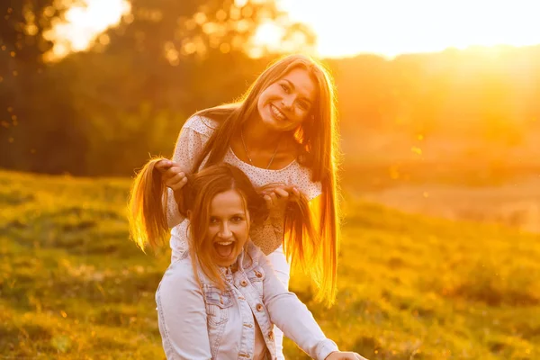 Meninas Estão Divertindo Natureza Noite Mostrando Sorrisos Engraçados Rindo — Fotografia de Stock