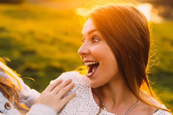 Kız gösteri karşılıklı şaşkınlık ve açık ağzı 