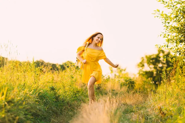 Vacker Flicka Kör Fältet Med Högt Gräs Och Söta Leenden — Stockfoto