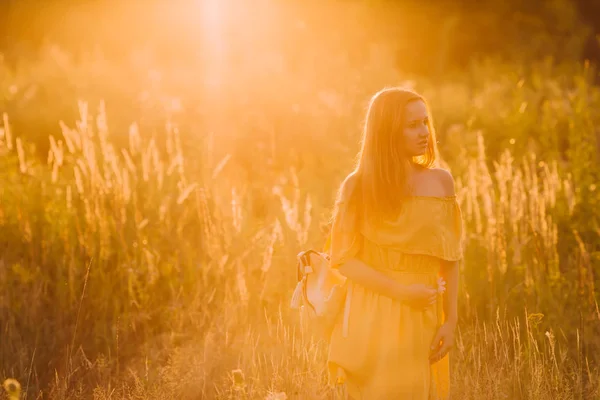 Дівчина Одязі Рюкзак Плечі Дивиться Збоку Тлі Заходу Сонця — стокове фото