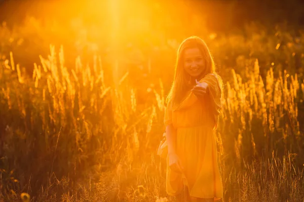 Söt Flicka Bland Högt Gräs Vacker Klänning Ger Blomma — Stockfoto