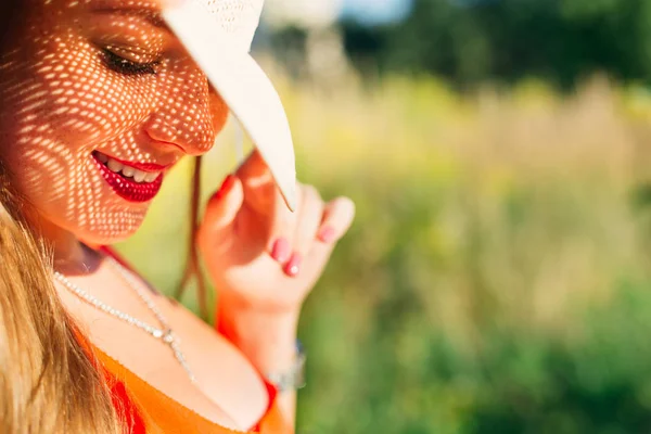 Une Belle Fille Maquillée Regarde Vers Bas Sourit Sur Tête — Photo