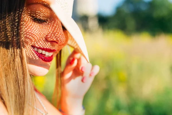 Sombra Cara Del Sombrero Sobre Que Brilla Sol Chica Linda — Foto de Stock